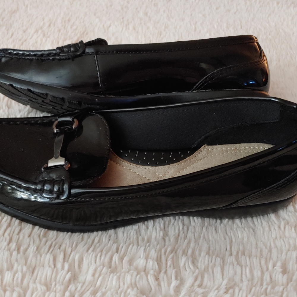 Patent leather loafers.  SIZE 9 1/2 W - Picture 8 of 8
